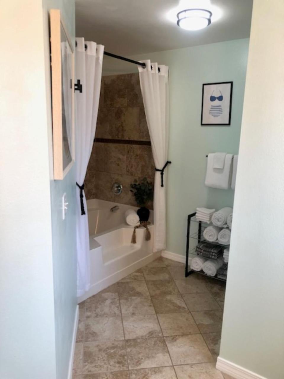 Holiday home Beautiful Pet Friendly Home! New Tropical Pool, Opt Golf Cart And Pool Heat, Minutes To *