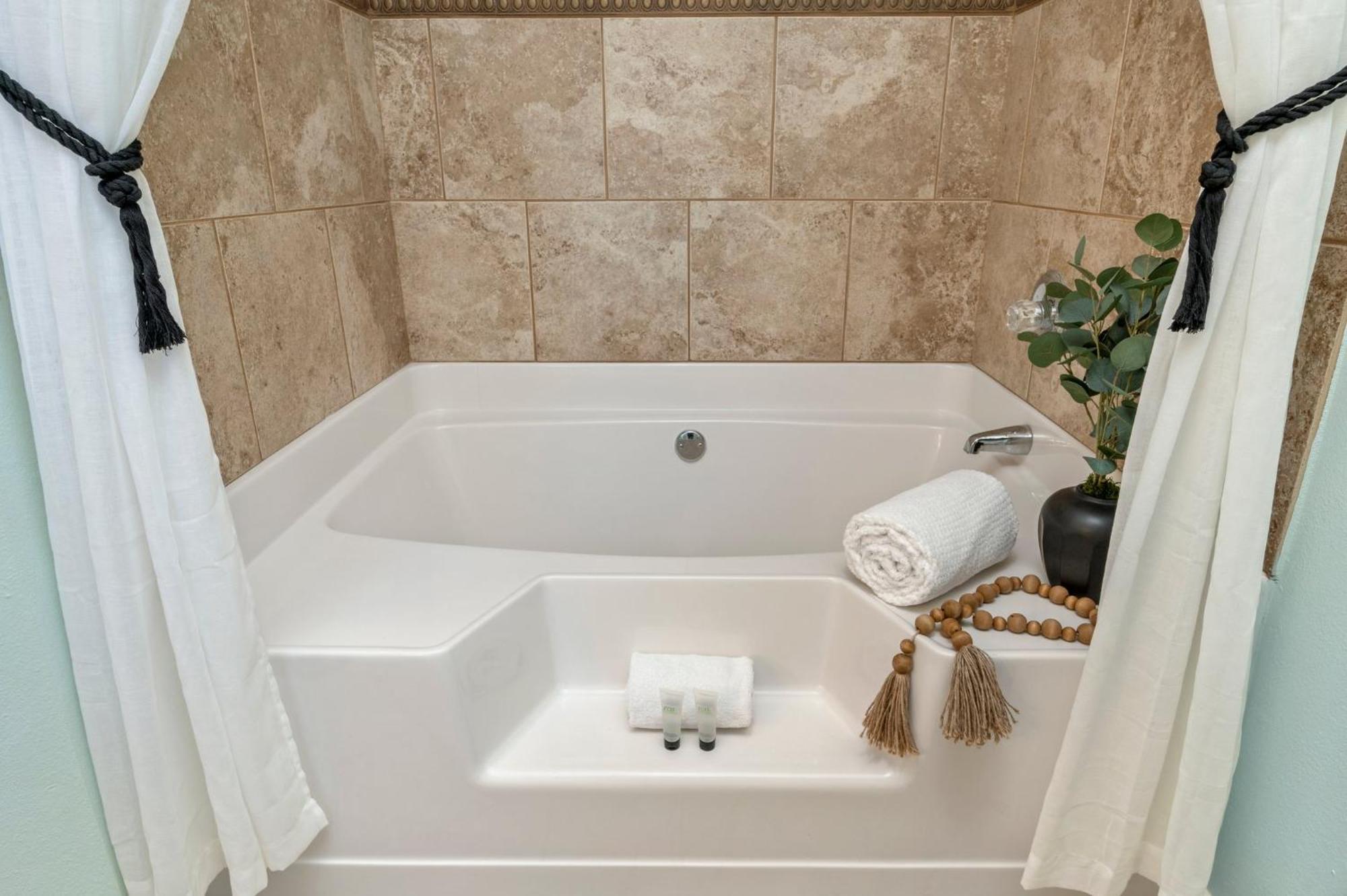 Holiday home Beautiful Pet Friendly Home! New Tropical Pool, Opt Golf Cart And Pool Heat, Minutes To *